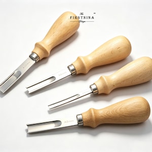 Może przedstawiać: Cztery dłuta rzeźbiarskie z jasnymi drewnianymi uchwytami i metalowymi ostrzami. Każde ostrze jest oznaczone rozmiarem, w tym 10mm i 8mm. Tekst "The FIRSTNINA Design" jest nadrukowany na czarno w górnej części układu.