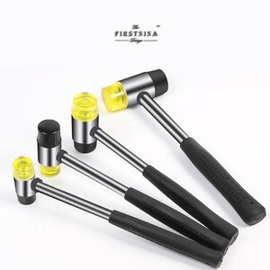 Pode incluir: Um conjunto de quatro martelos de face dupla com cabos de metal prateado e pegas de borracha preta. Cada martelo possui cabeças intercambiáveis em plástico amarelo translúcido e borracha preta sólida, com o texto The FIRSTNINA Design visível.