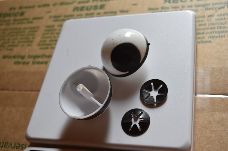 BLOWOUT SALE Large 2 inch Round Critter plastic eyes 4 pair