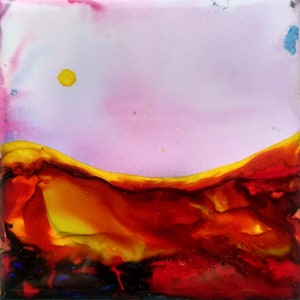 Puede incluir: Pintura abstracta con un sol amarillo en un cielo rosa sobre un paisaje rojo, naranja y amarillo.