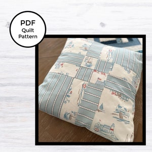 Peut inclure: Un coussin rayé bleu et blanc sur le thème nautique. Le coussin est fait de tissu avec un fond blanc et des rayures bleues. Le tissu a un motif de petits bateaux, maisons et phares. Le coussin est un modèle de courtepointe PDF.