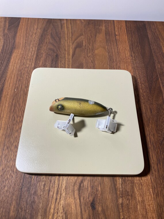 Cloe-up De Leurre De Pêche Avec Crochet Et Filet De Pêche Sur Une Surface En Bois | Photo Gratuite