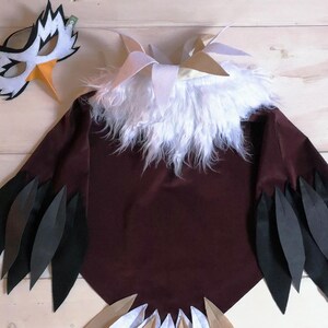 Adler, Geier oder Greifvogel. Unser Kostüm ist aus Baumwolle gefertigt mit Federn und Fellapplikationen aus PES.