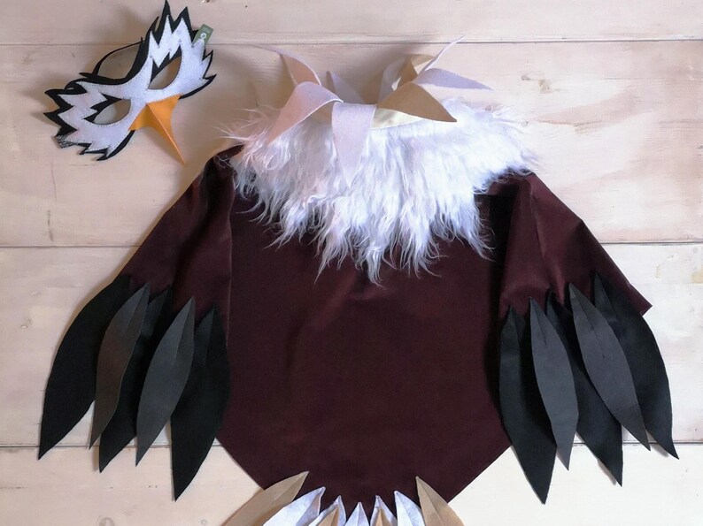 Adler, Geier oder Greifvogel. Unser Kostüm ist aus Baumwolle gefertigt mit Federn und Fellapplikationen aus PES.