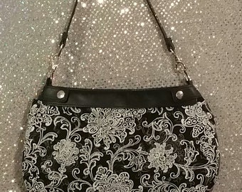 NEW Thirty one City Skirt Purse Hobo Hand Tote bag Free Spirit Floral 31 gift NEW Thirty one City Skirt Purse Hobo Hand Tote bag Free Spirit Floral 31 gift