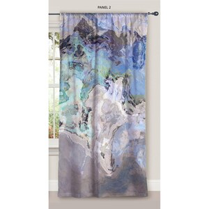Pu&ograve; includere: Un pannello per tende astratto blu, grigio e verde con un design marmoreo. Il pannello &egrave; appeso a una finestra con una cornice bianca. "PANEL 2" &egrave; scritto nella parte superiore dell'immagine.