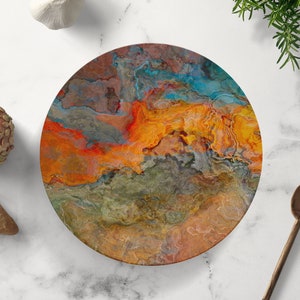 Puede incluir: Bandeja redonda para servir con un dise&ntilde;o abstracto que presenta patrones en espiral en tonos de naranja, amarillo, azul y gris.