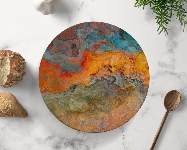 Puede incluir: Bandeja redonda para servir con un dise&ntilde;o abstracto que presenta patrones en espiral en tonos de naranja, amarillo, azul y gris.