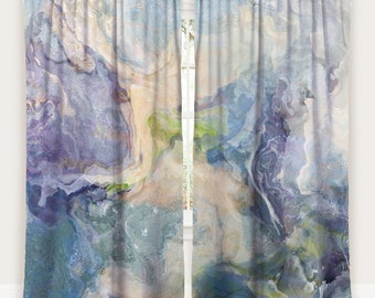 Può includere: Due pannelli di tende con un design marmoreo in tonalità di blu, viola, verde e beige. Le tende hanno un leggero luccichio e una texture morbida e fluida.