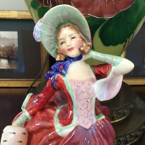 Beautiful vintage hand painted Royal Doulton fine bone China figurine Autumn Breeze HN 1934