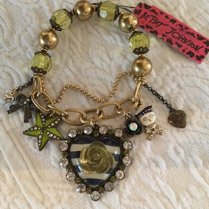 Betsy Johnson Jewerly gold tone chain, green faceted and gold bead stretch charm bracelet