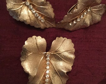 Vintage jewerly Judy Lee 1960s gold leaf shaped brooch and earrings with rhinestone down center.
