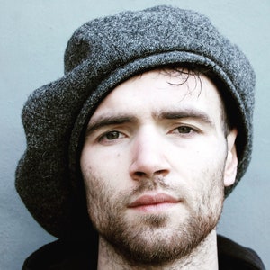 Béret écossais gris fait main avec du volume supplémentaire, béret en tweed Harris par ZUthats
