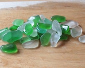 Echte grüne und weiße Meeresglas. 36 Stück der natürlichen Mittel Meeresglas. Flachglas. Glasdekor. Aquarium Glas. Mosaik-Glas. KL6