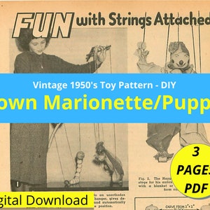 Könnte beinhalten: Vintage-Clown-Marionetten-Puppenmuster zum Selbermachen aus den 1950er Jahren. Das Muster umfasst 3 Seiten Anweisungen und ist ein digitaler Download. Das Bild zeigt ein Schwarzweißfoto eines Mädchens, das eine Clownpuppe hält.