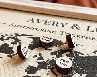 Adventuring Together • 4-jährige Hochzeitstagsgeschenke für Ihn • Geschenke zum 4. Jahrestag • Leinenwelt- oder USA-Karte mit personalisierten Pins