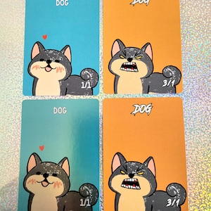 Peut inclure: Quatre cartes illustrées représentant un chien de dessin animé avec différentes expressions. Les cartes sont bleues et orange avec le mot "DOG" imprimé sur chaque carte. Le chien est gris avec un corps brun clair. Les cartes portent les numéros 1/1 et 3/1.