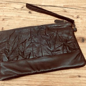 Cartera grande de piel marrón oscuro con cremallera