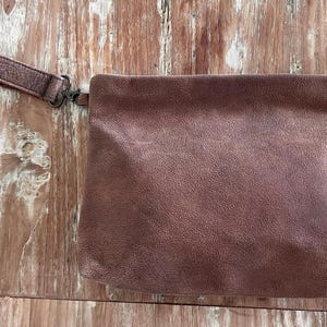Bolsa grande de couro marrom envelhecido feita à mão | Carteira com compartimentos para cartão | Clutch de pulso | Capa para iPad de 10” | Bolsa de couro