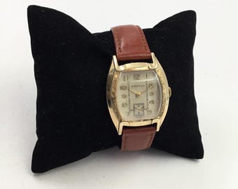 MARCUS mechanisch handopwindhorloge in koetsstijl voor heren, vervaardigd in de jaren 1950.
