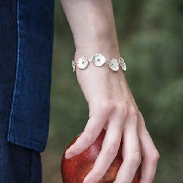 Bracelet cercles en argent massif, Chaîne moderne, Bracelet maillons ronds fait main, Bijou inspiré par la nature et rondins de bois