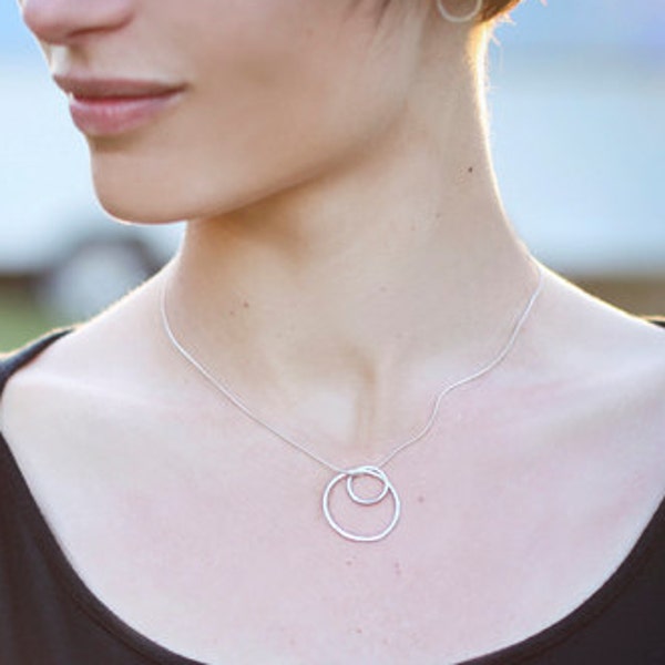 Collier fin et discret en argent massif, Pendentif simple 2 cercles, Symbolique lien éternel, Cadeau mère fille, meilleures amies, Fait main