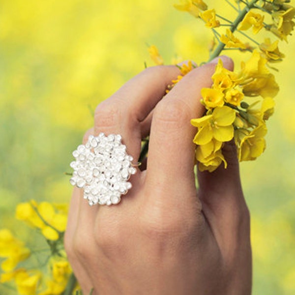 Grosse bague en argent massif recyclé, Anneau plat voyant et confortable, Bague originale argent, Bijou contemporain inspiré par les fleurs