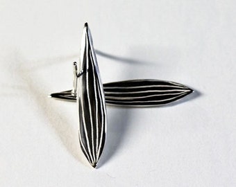 Petites puces feuille d’olivier en argent massif recyclé, Boucles d'oreille minimalistes inspirées par la nature. Collection Olivine, Maä