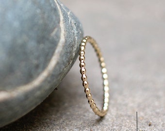 Minimalist stackable beaded yellow gold wedding band, perfect for weddings, civil partnerships, and engagements. Modern handmade jewelry crafted in France.