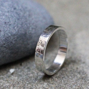 Small hammered wedding ring in recycled solid silver, for men and women, Minimalist and timeless wedding ring, Discreet handmade jewelry