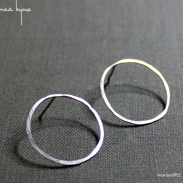 Sterling silver hammered wire earrings, Circle earrings, Minimalist round hoop, Geometric and modern jewelry, nickel free recycled silver