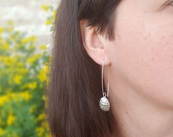 Boucles d'oreille pendantes longues en argent massif, Texture graine, Bijou de créateur fait main en France sans nickel inspiré de la nature