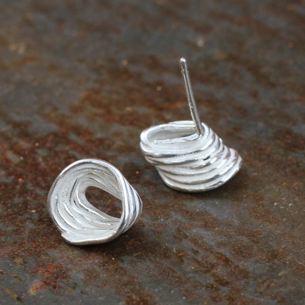 Boucles d'oreille petit nid en fil d'argent massif, Puces discrètes, Forme organique inspirée de la nature, Bijou minimaliste, Sans nickel