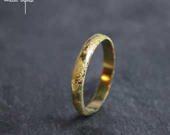 Anello di meteorite in oro giallo riciclato, moderno anello di nozze strutturato per uomini e donne, anello minimalista personalizzabile per coppia