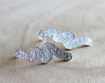 Grandes puces Volute, Boucles d’oreilles zigzag en argent massif recyclé, Boucles d'oreille striée fabriquée à la main en France, Maä bijoux