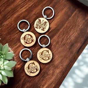 Chaveiro de madeira personalizado gravado personalizado 1,5" Monograma de letras (CONJUNTO DE 2/3/4 peças)