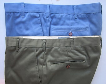 Peut inclure: Deux paires de pantalons, l'une bleue et l'autre vert olive, sont empilées l'une sur l'autre. Les deux paires ont une poche arrière avec une fermeture à bouton.