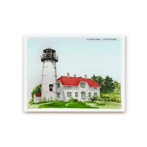 Może przedstawiać: Akwarela latarni morskiej Chatham. Latarnia jest biała z czarną latarnią i znajduje się obok białego budynku z czerwonym dachem. Słowa "Chatham Lighthouse" znajdują się na górze obrazu.