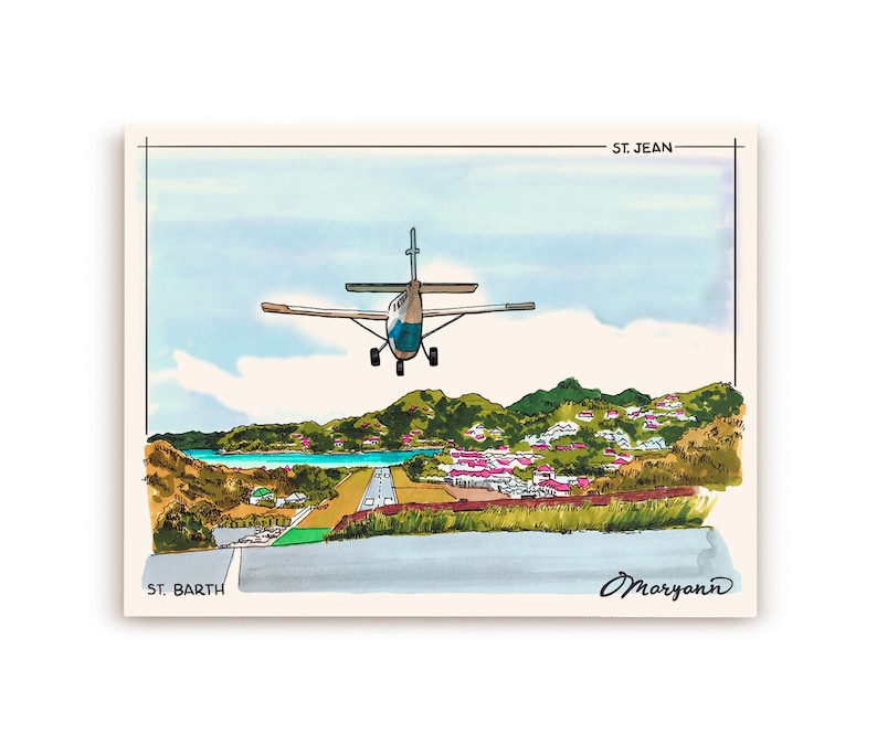 Puede incluir: Una ilustraci&oacute;n de acuarela de un avi&oacute;n peque&ntilde;o aterrizando en una pista con una ciudad y el oc&eacute;ano en el fondo. El texto "ST. JEAN" est&aacute; en la esquina superior derecha y "ST. BARTH" est&aacute; en la esquina inferior izquierda. La firma del artista "Maryann" est&aacute; en la esquina inferior derecha.