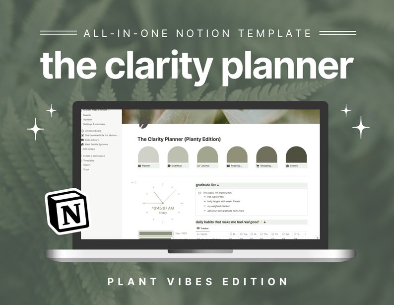 Może przedstawiać: Ekran laptopa wyświetlający przestrzeń roboczą Notion z tytułem "The Clarity Planner (Planty Edition)". Przestrzeń robocza zawiera zegar, listę wdzięczności i śledzenie codziennych nawyk&oacute;w. Laptop znajduje się na zielonym tle ze stylizowanym logo "N" w lewym dolnym rogu.