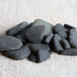 Italienisches Adria-Geheimnis, Schwarz/Tiefes Olivgrün, echtes Seeglas, 20 Stück (sg-0020-49)