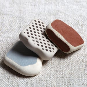 Italiaans authentiek zeeaardewerk in grijze en bruine tinten voor sieraden / 3 stuks (sp-0003-44)