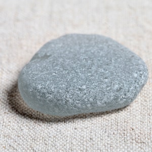 Grand verre de mer poli gris de qualité artisanale, véritable verre de mer poli / 1 pièce (sg-0001-57)