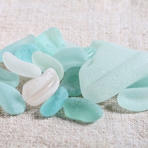 Genuine Aqua, White and Seafoam Bottle Bottoms Sea Glass / 20 pieces (sg-0020-57)