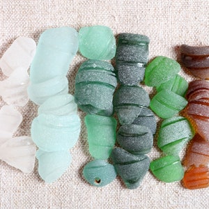 Cols de bouteille en verre de mer, mélange de jantes culbutées de surf naturel pour bijoux / 30 pièces (sg-0030-23)