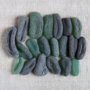 Genuine Italian Green and Teal Shades Bottle Bottoms Sea Glass / 20 pieces (sg-0020-87)