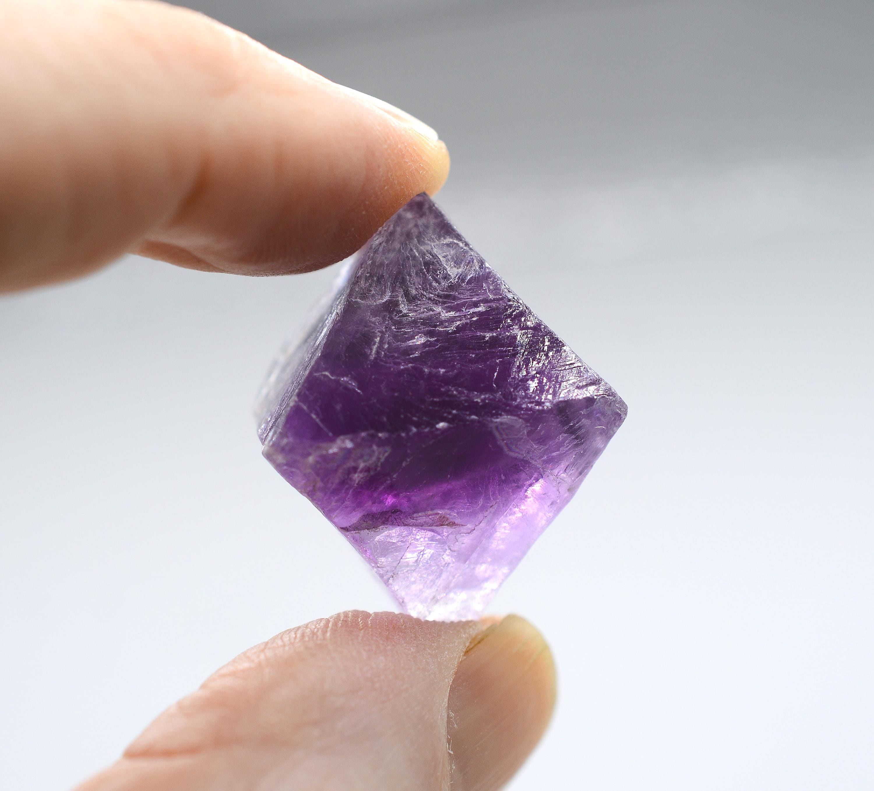 紫色の天然フローライト八面体：倫理的に採掘されたフローライト結晶