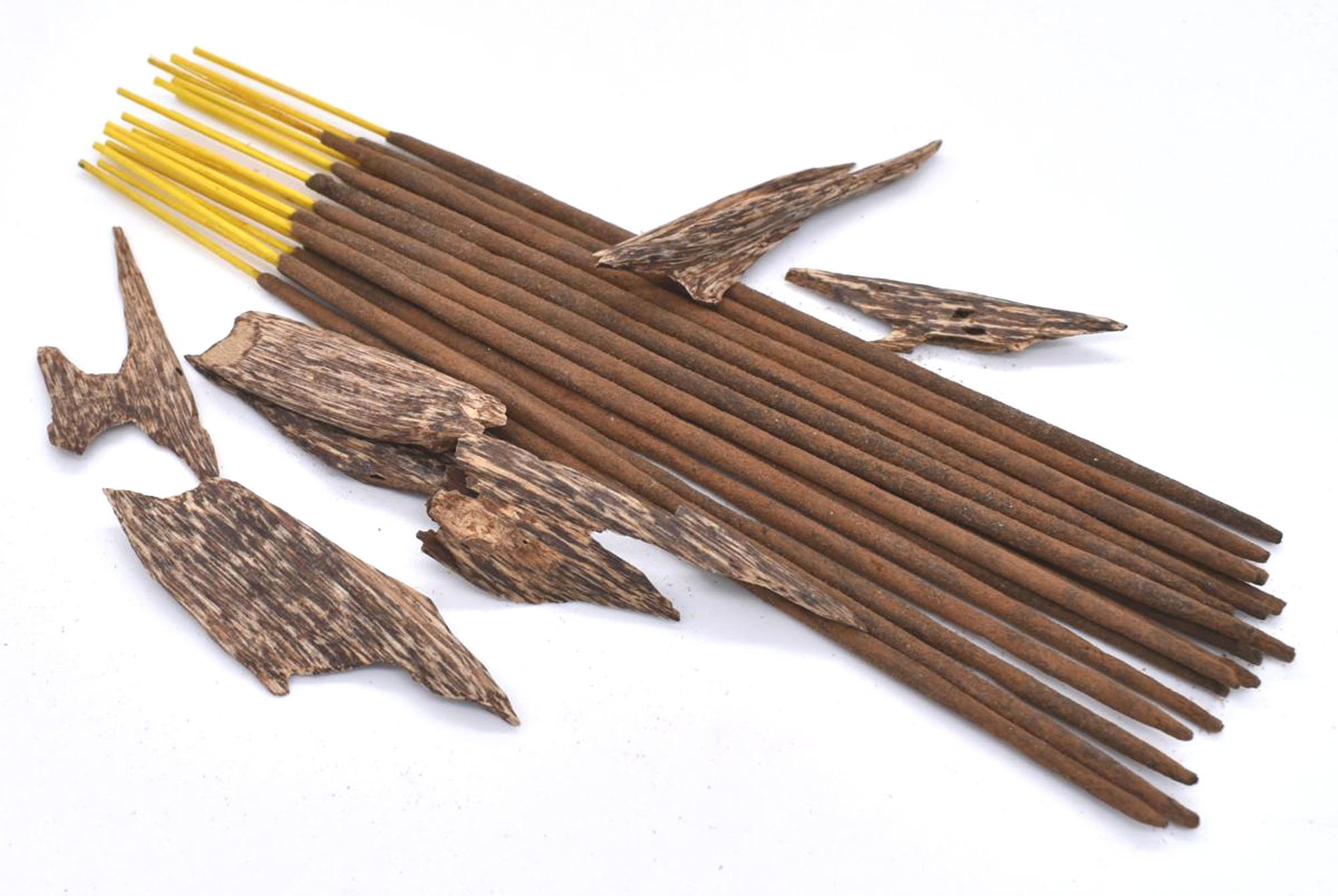 ARABIYAT Oud Wood Incense Charcoal Chips - Agarwood | Oudh Bakhoor Muattar  | Arabian Oud Sticks | Inciensos Aromaticos para La Casa | Long Lasting
