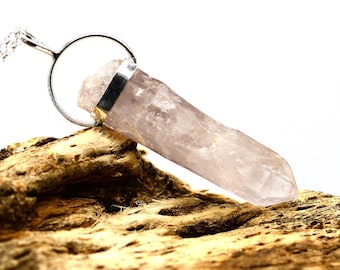 Ciondolo in argento al quarzo di litio: cristallo naturale estratto eticamente per la calma