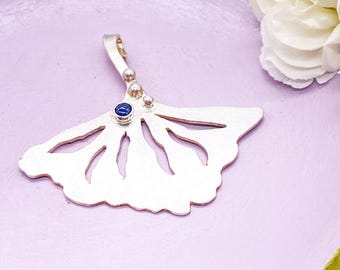 Colgante de hoja de ginkgo en plata de ley con zafiro azul: joyería hecha a mano con piedras preciosas naturales.